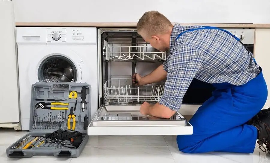 Güdül Termoteknik servisi teknisyen ekibi beyaz eşya tamiri yaparken